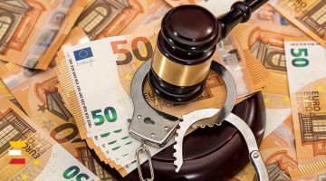 Policisti, kuri kukulī saņēma 48 kg medus, augustā stāsies TIESAS PRIEKŠĀ