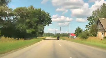 Episka pakaļdzīšanās! Motociklists bez tiesībām Zemgalē laižas no policijas ar 203 km/h