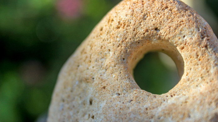 Atrast akmeni ar caurumiņu – uz laimi. To vajag ievērt aukliņā un pakārt kaklā. Būtu vēlams tā nostaigāt vismaz diennakti!