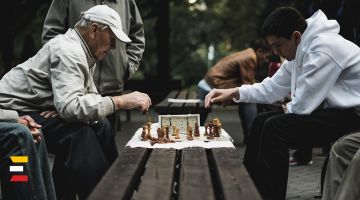 4 VEIDI, KĀ ŠAHS POZITĪVI IETEKMĒ SMADZEŅU DARBĪBU